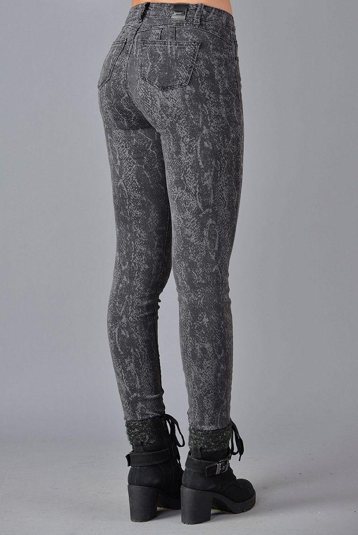 Pantalon estampado pitillo gris-1