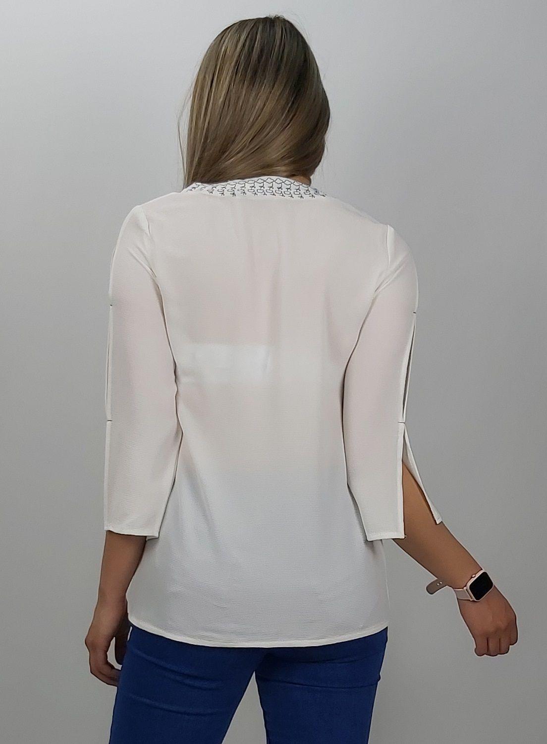 Polera blanca bordada azul-2