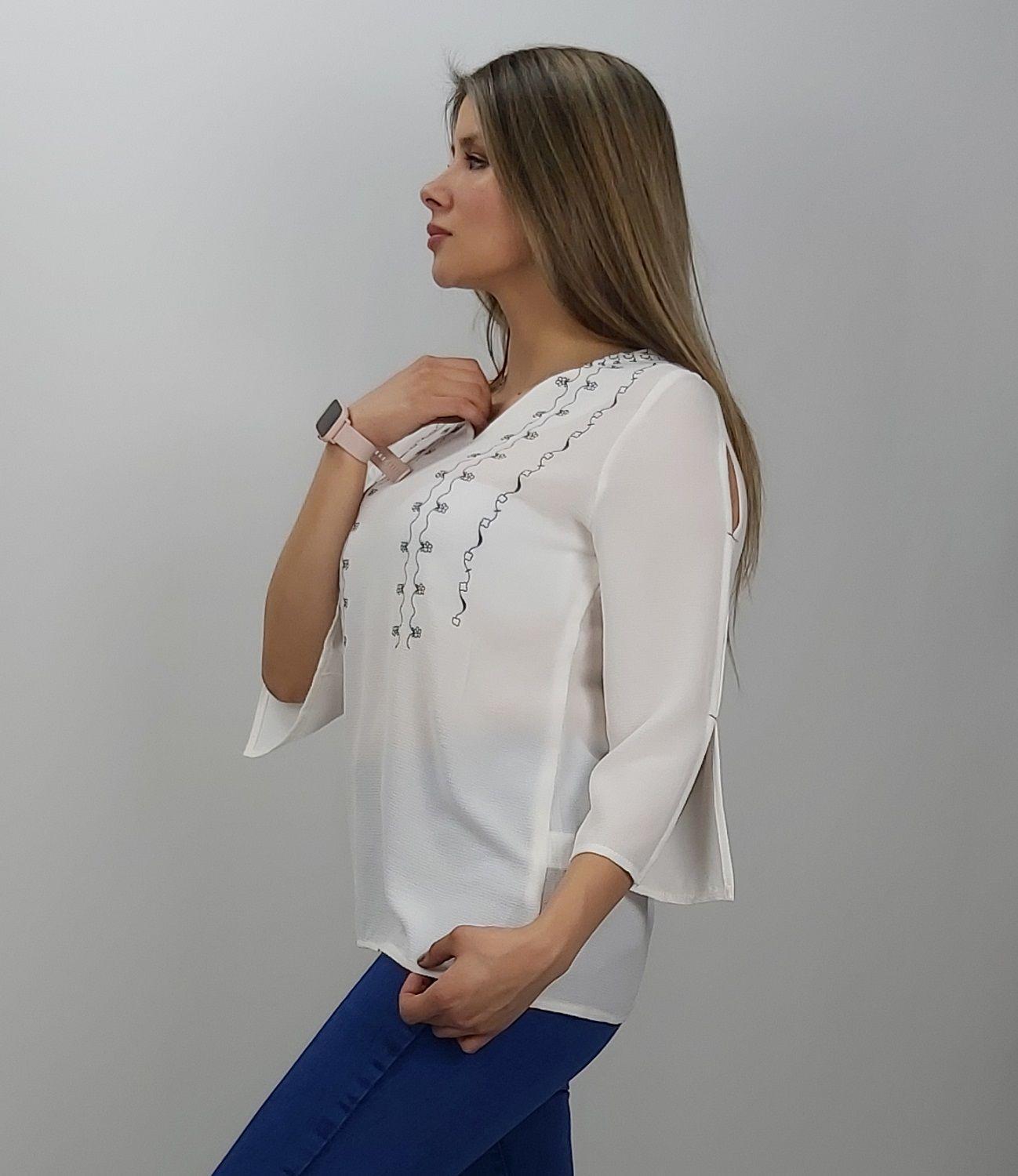 Polera blanca bordada azul-1