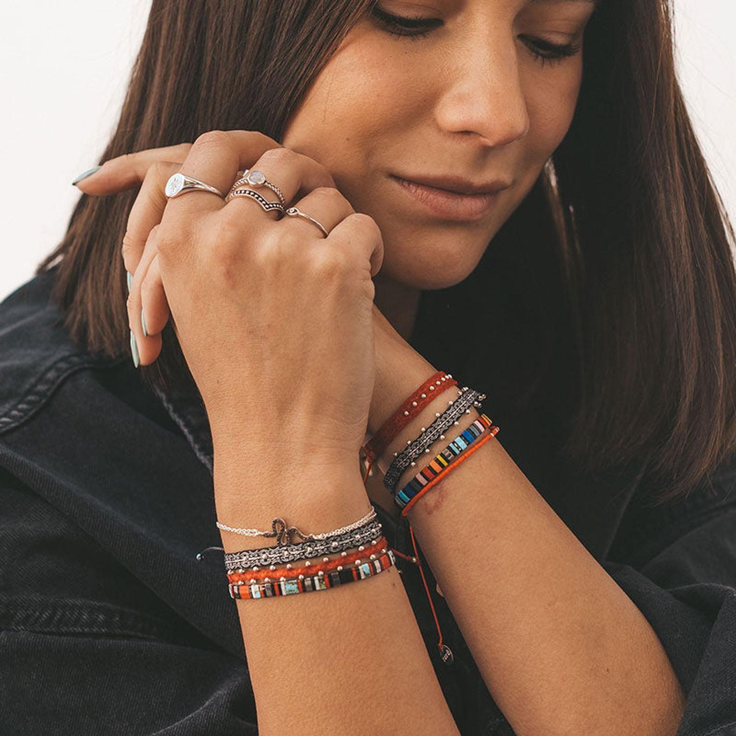 Pulsera Telar Ancha Roja con Mostacillas de Plata-2