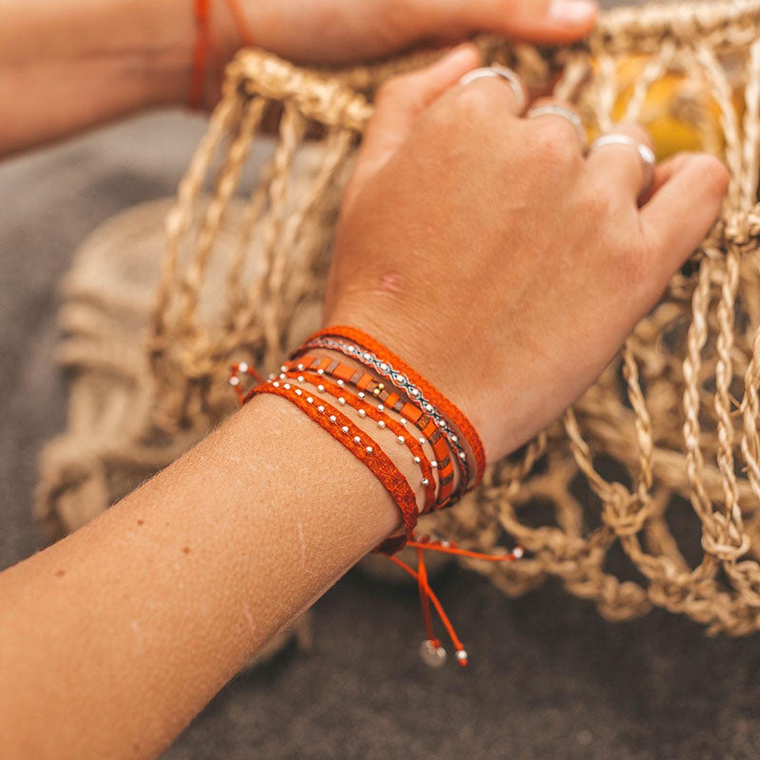 Pulsera Telar Fina con Pelotitas de Plata al lado-1