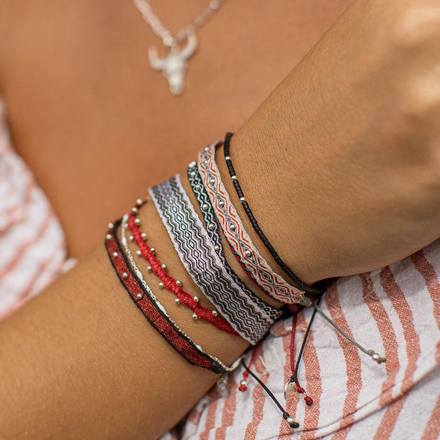 Pulsera Telar Fina con Pelotitas de Plata al lado-2