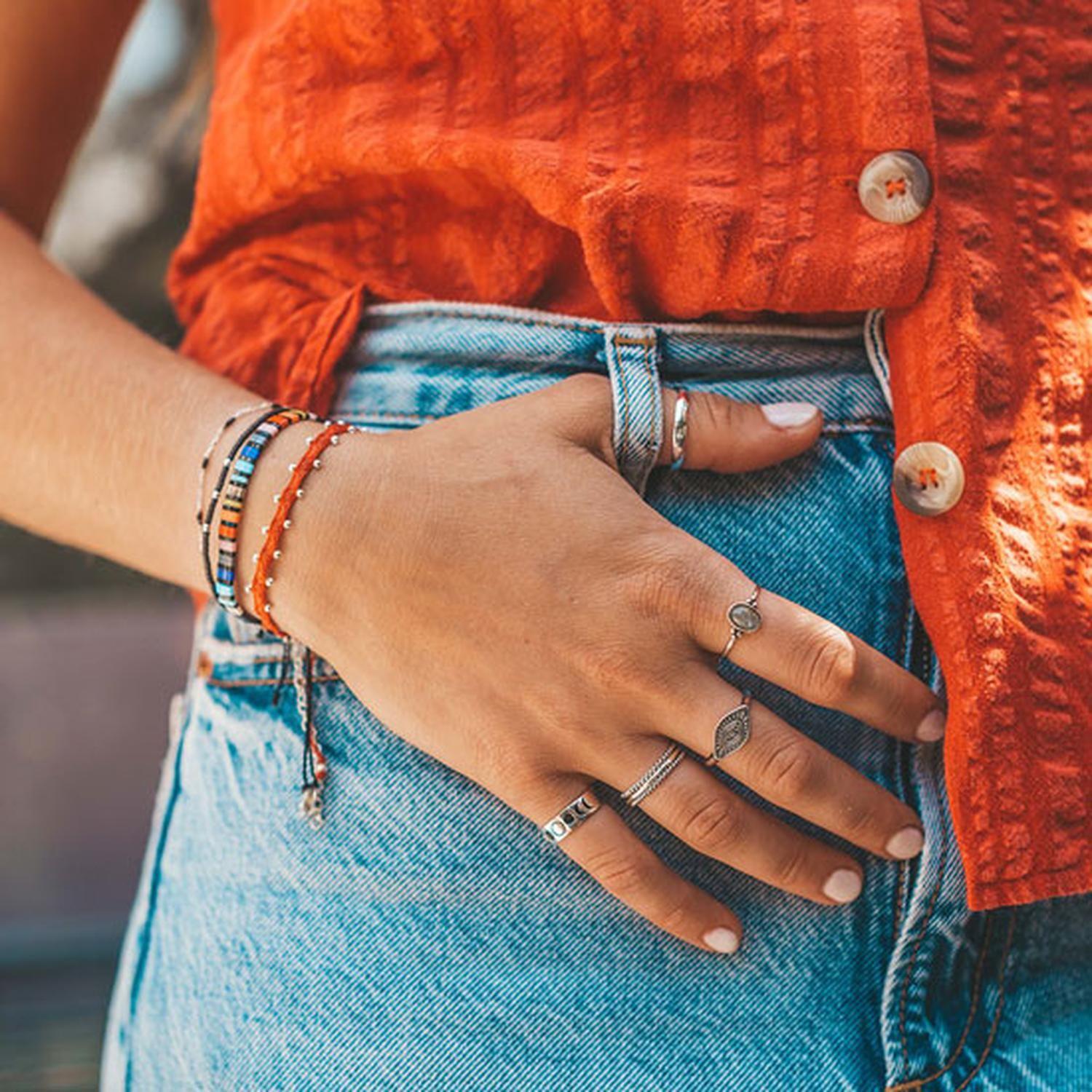 Pulsera Telar Fina con Pelotitas de Plata al lado-3