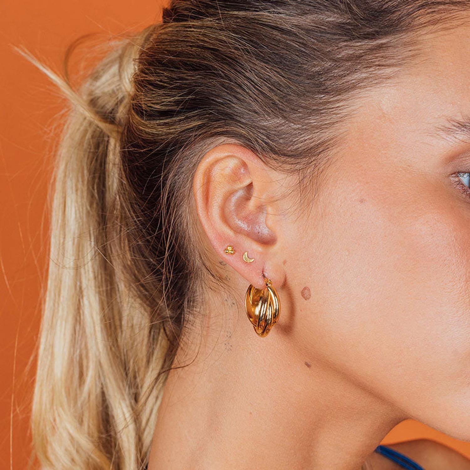 Argollas Interlocking Bañadas en Oro-3