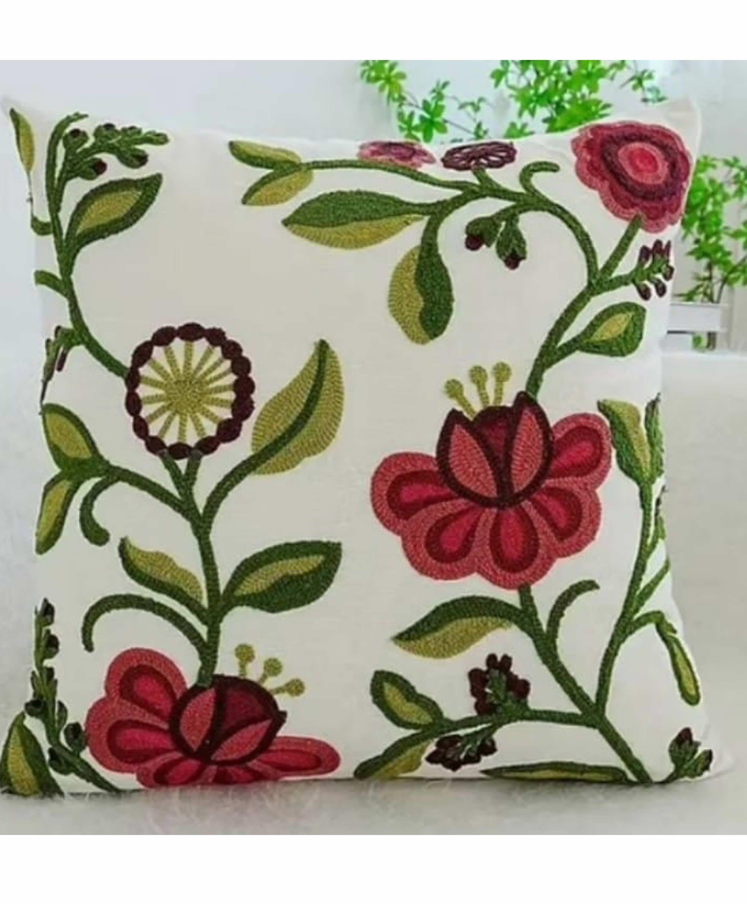 Cojin Bordado Flores rojas-1