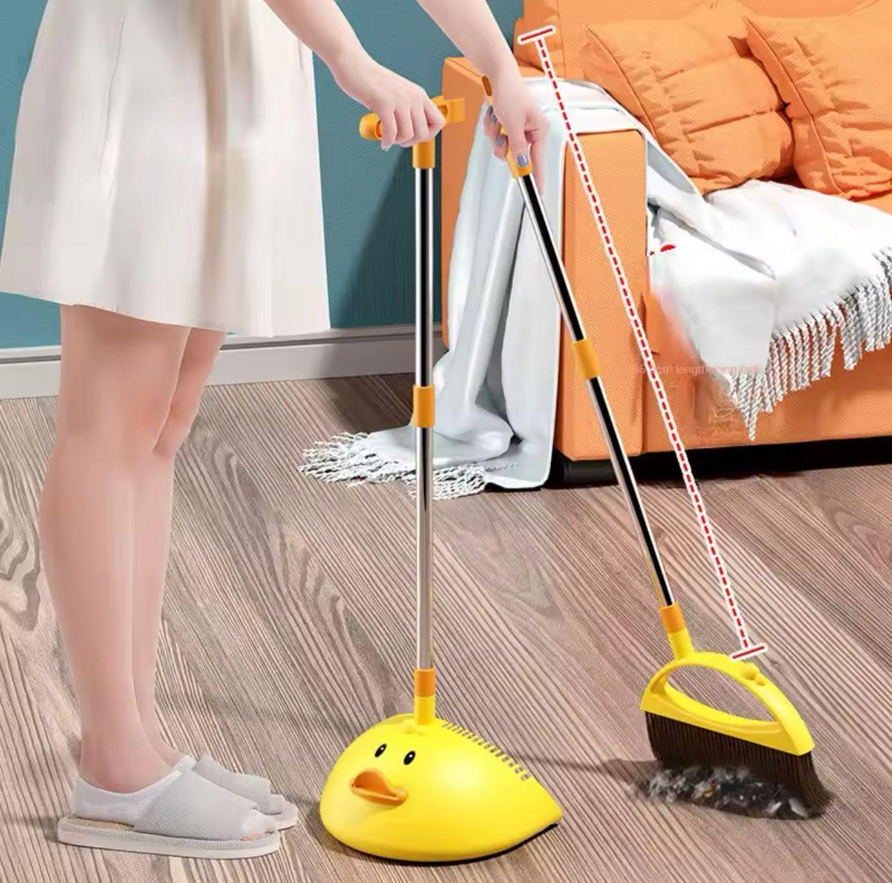 Set escoba con pala modelo patito amarillo-2
