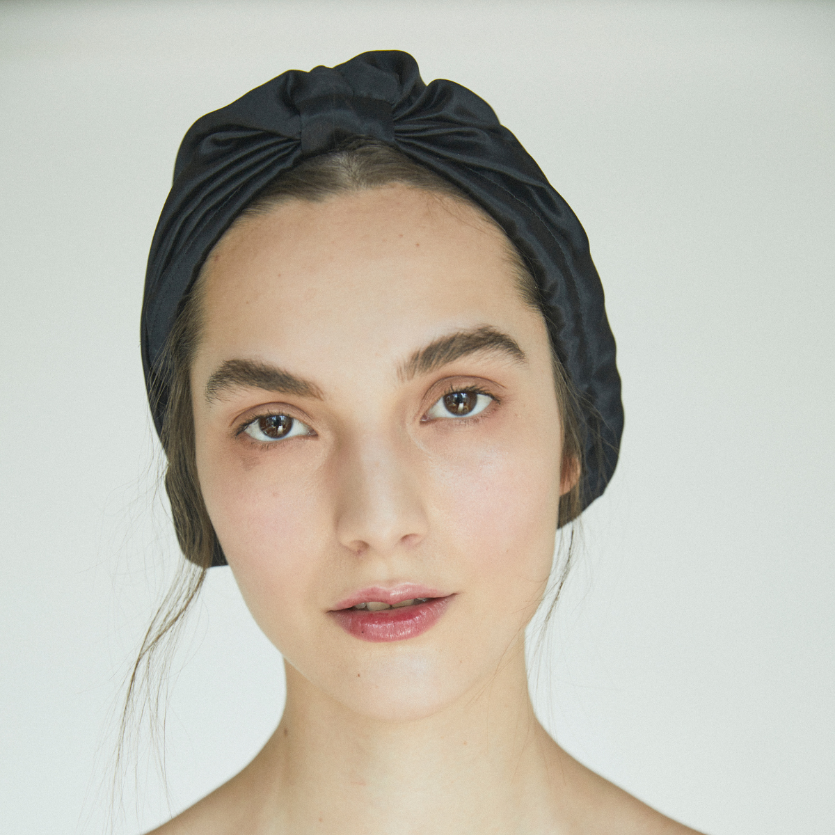 Turbante de Seda Marina Colorina Color Negro-3