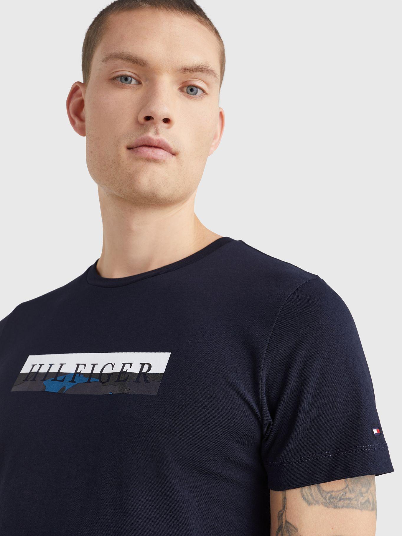 Polera Graphic Camo Logo Azul Tommy Hilfiger JN2-2
