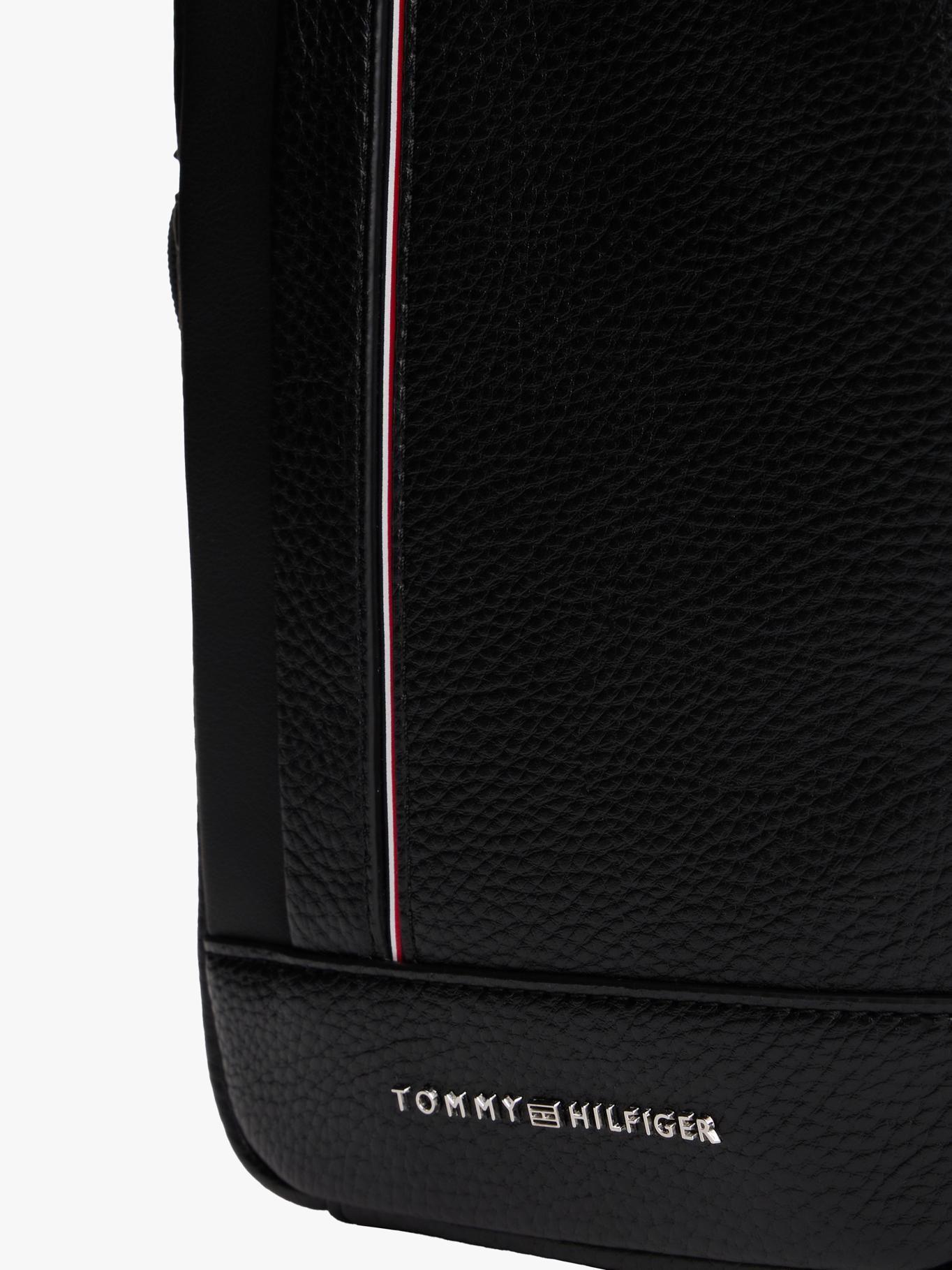 Bolso Reporter Y Logo Metálico Negro Tommy Hilfiger-4