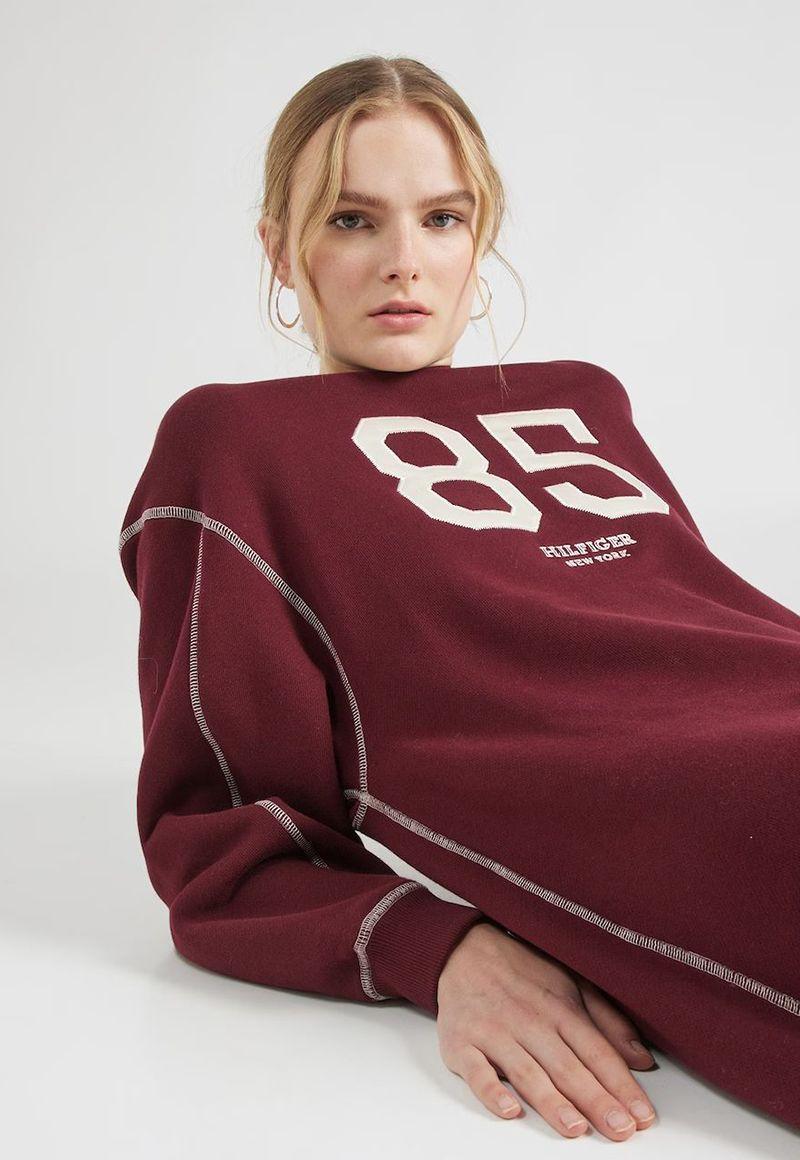 VESTIDO ESTILO UNIVERSITARIO BURDEO TOMMY HILFIGER-3