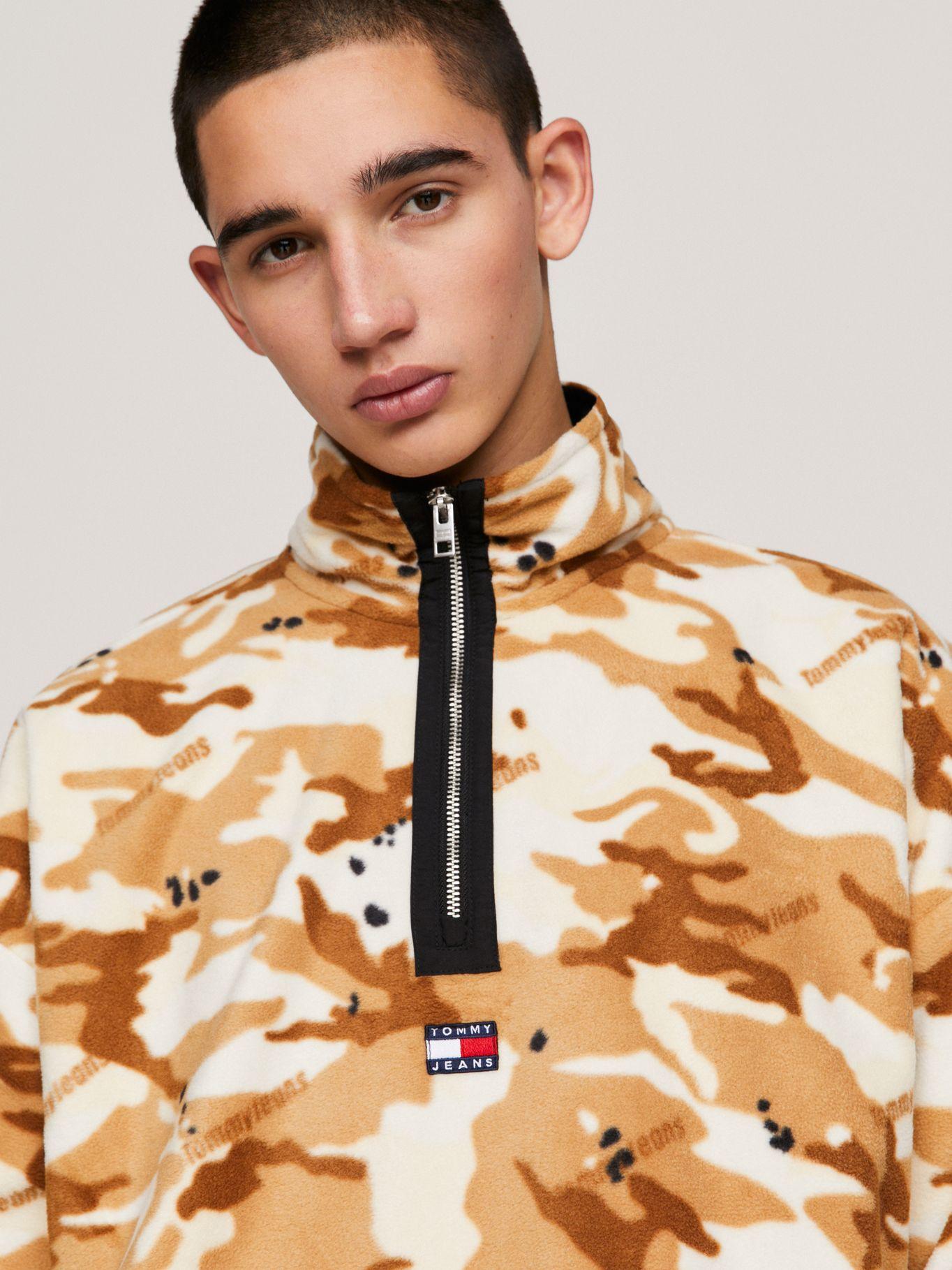 Polerón Oversize Medio Cierre Camo Beige Tommy Jeans-3