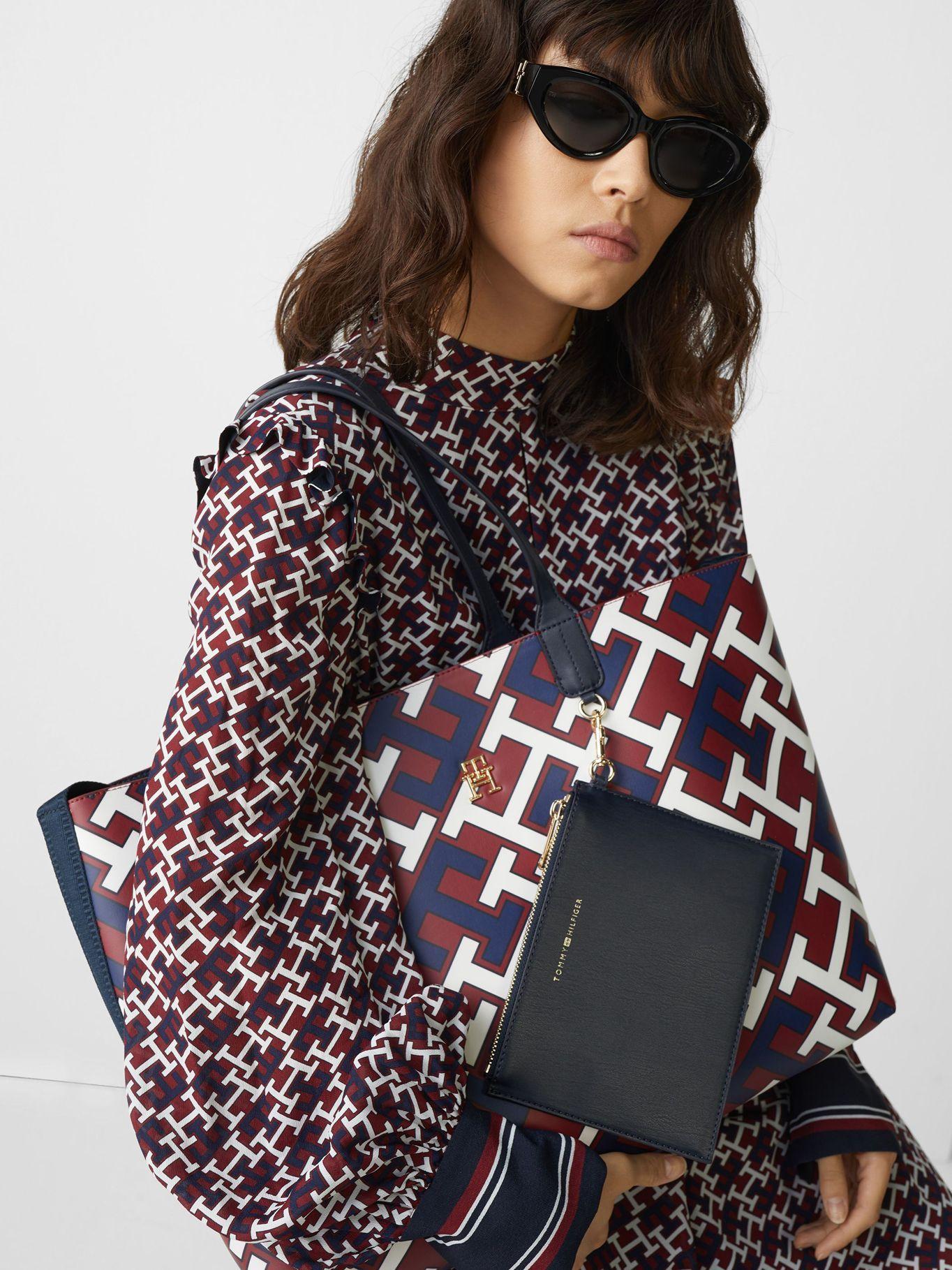 Bolso Tote Iconic Con Monogramas Burdeo Tommy Hilfiger-5