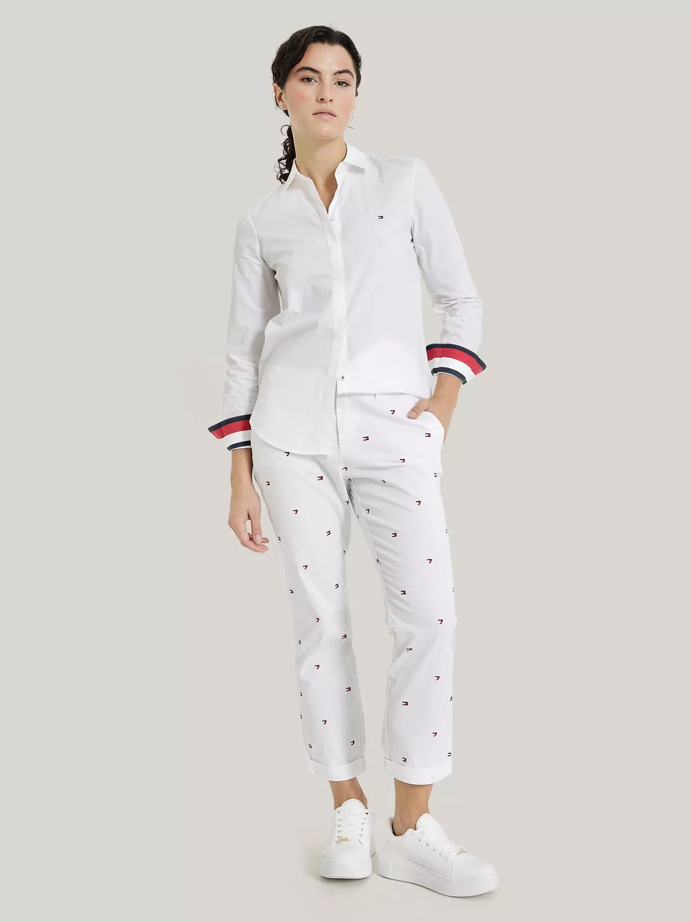 PANTALÓN CHINO ESTAMPADO LOGOS BLANCO TOMMY HILFIGER-1