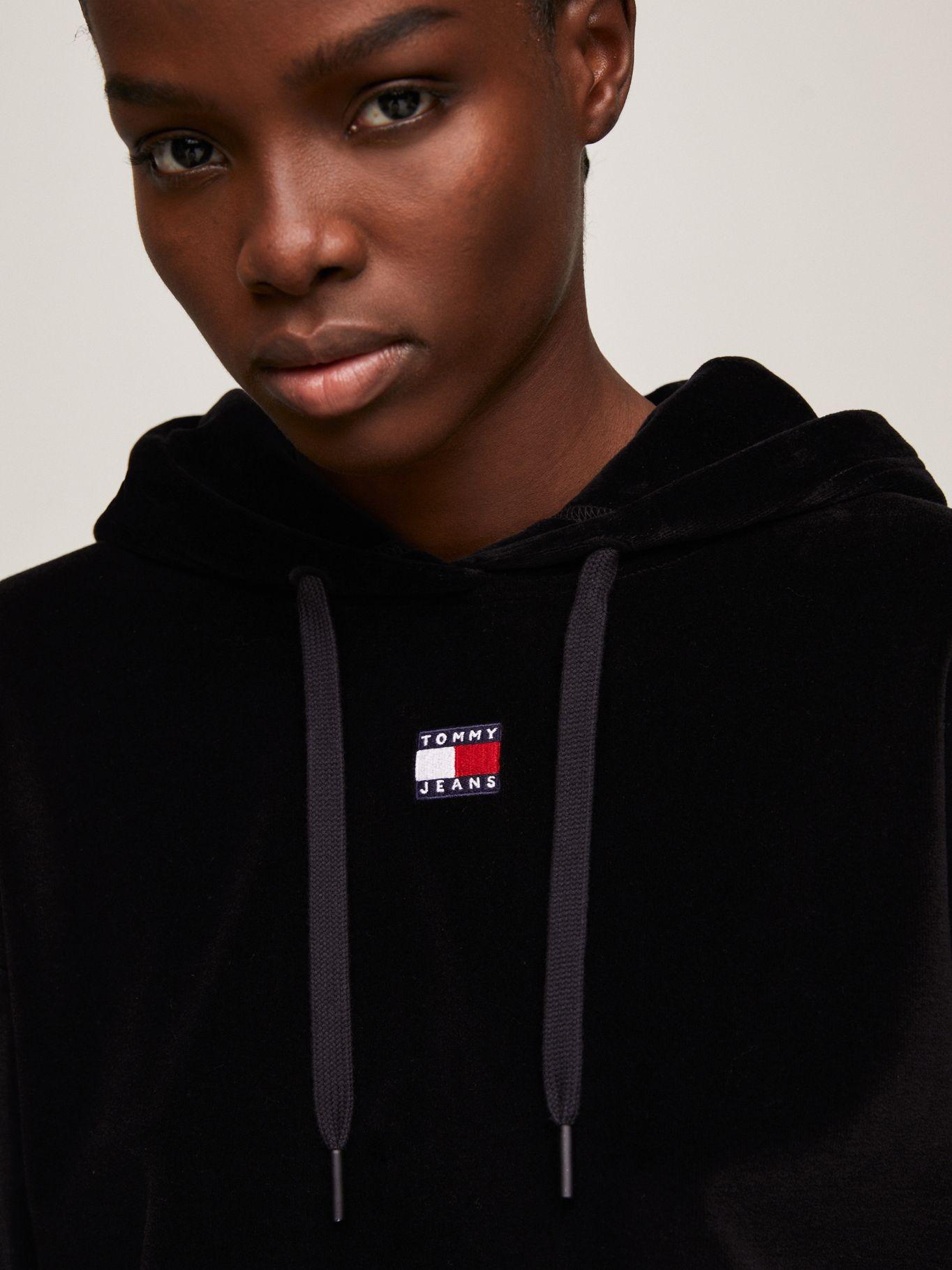 POLERÓN HOODIE VELOUR CROPPED NEGRO TOMMY JEANS-3