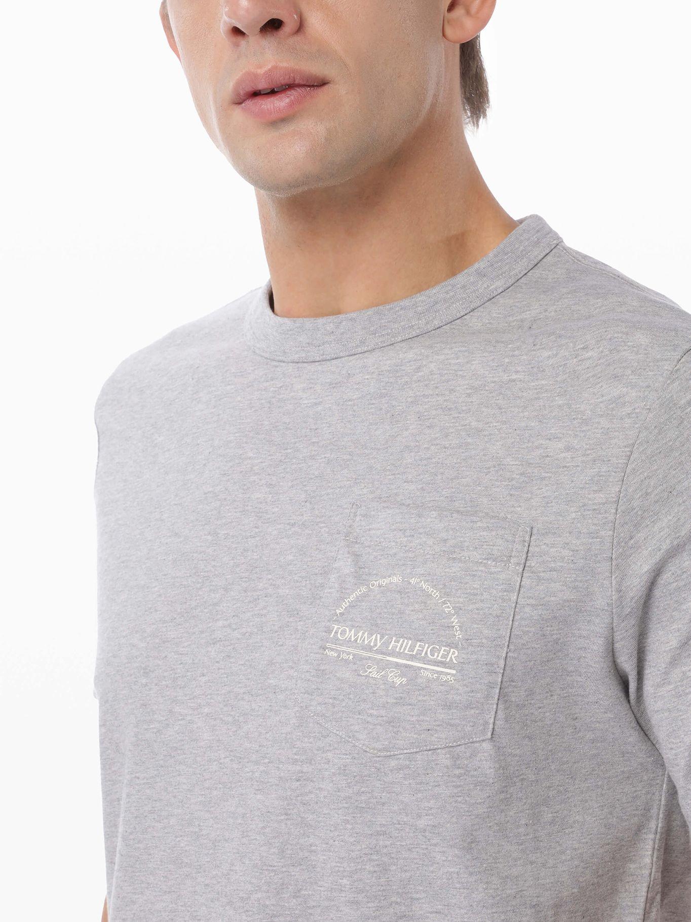 Polera Arch Pocket Con Logo Gris Tommy Hilfiger-3