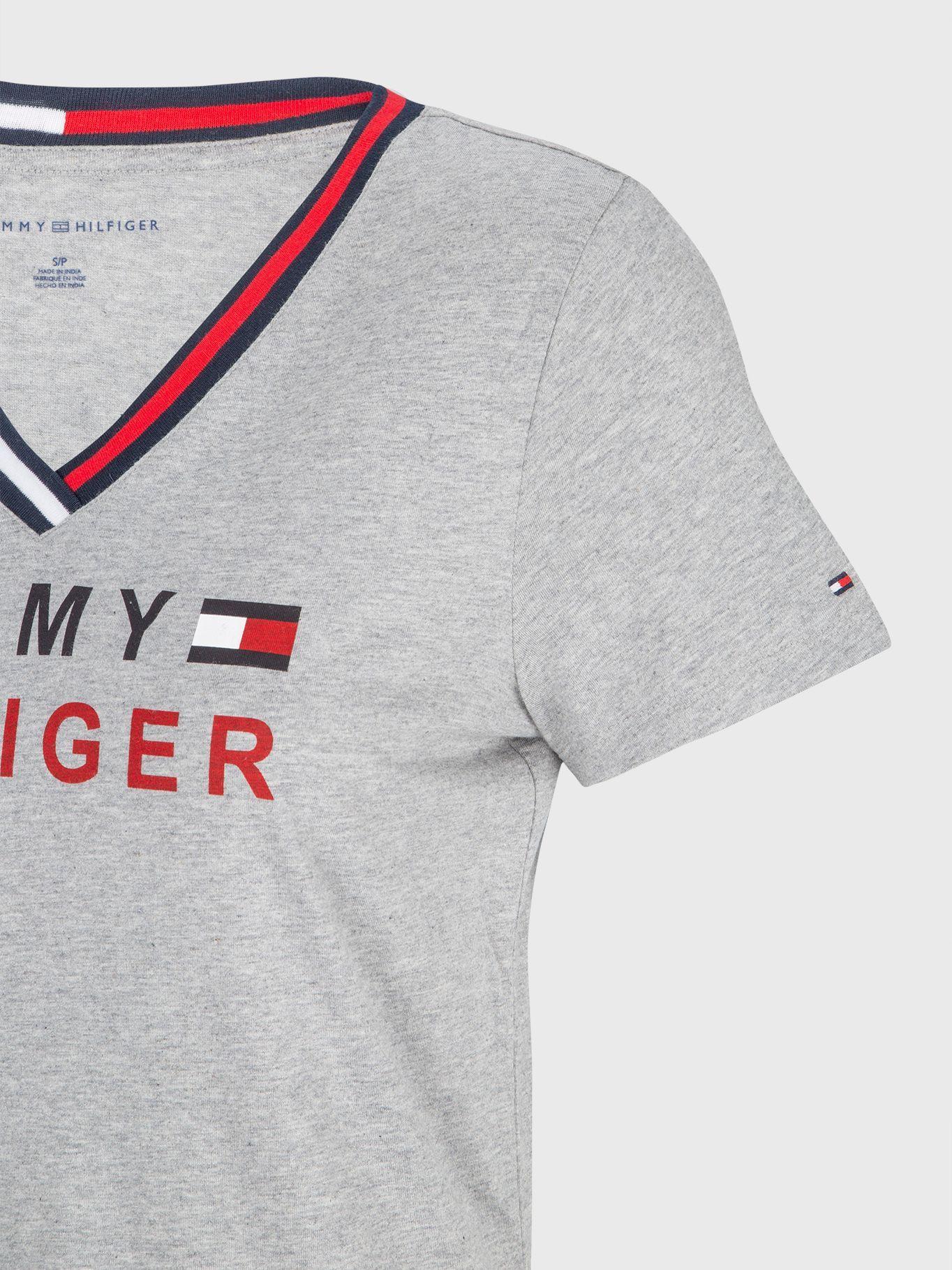 Polera Classics Graphic V-Neck Gris Tommy Hilfiger-2
