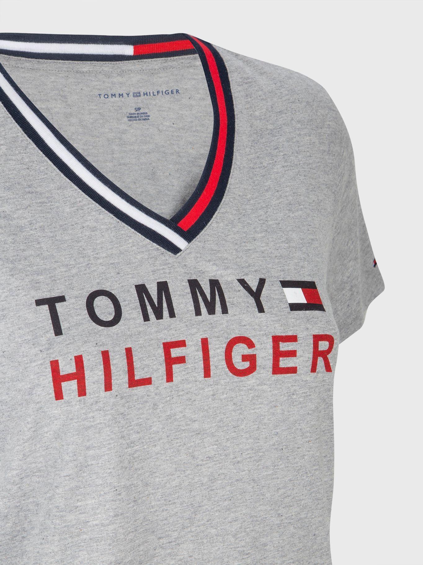 Polera Classics Graphic V-Neck Gris Tommy Hilfiger-3