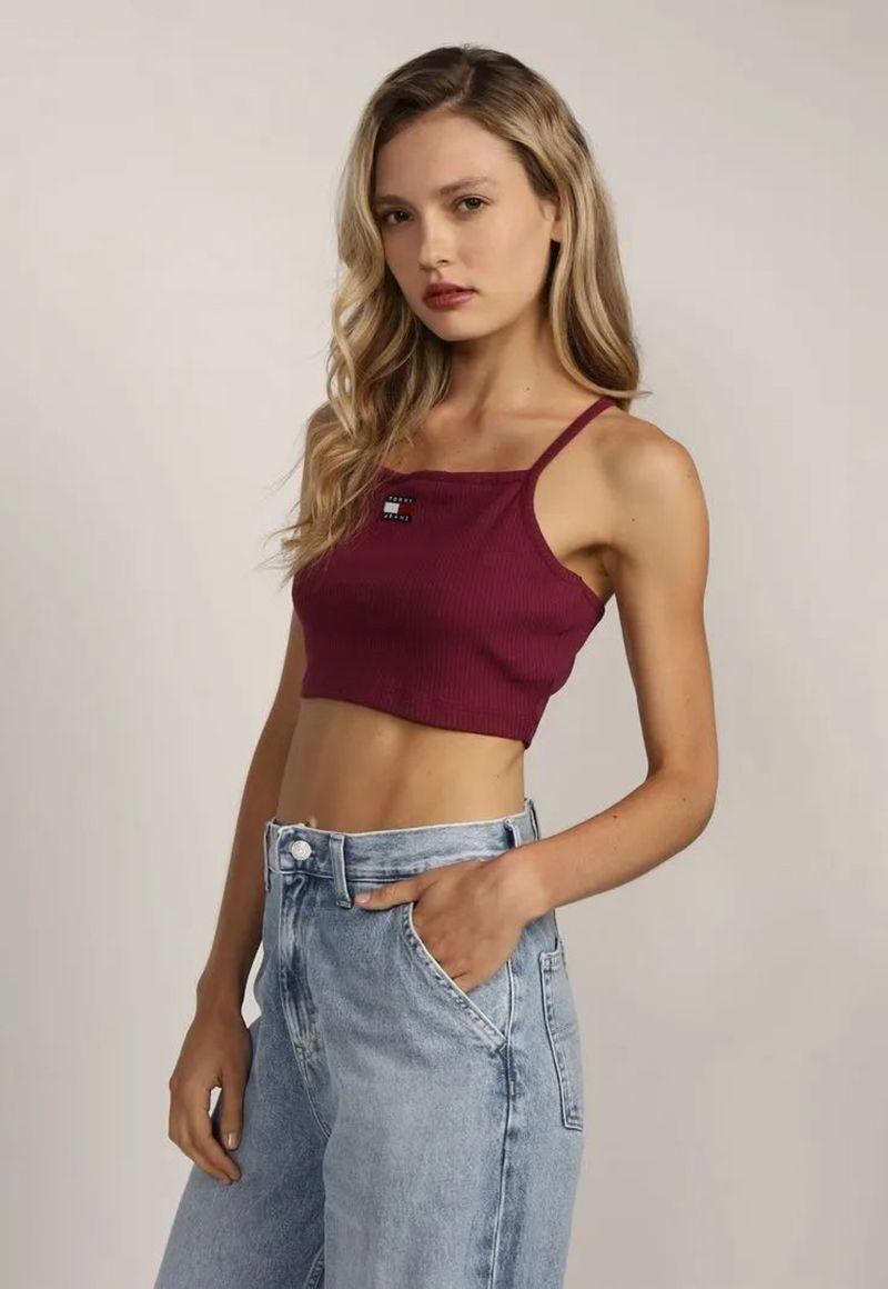 Polera Manga Pabilo Logo De Parche Burdeo Tommy Jeans-0