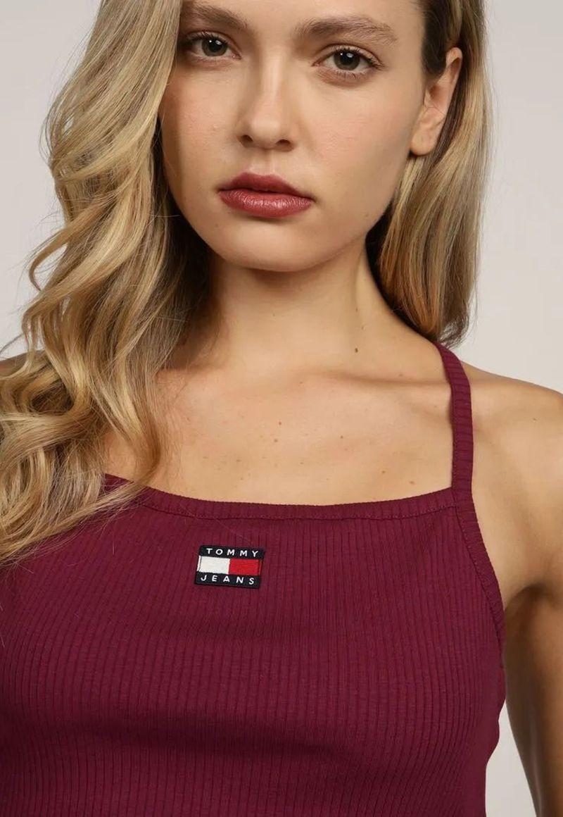 Polera Manga Pabilo Logo De Parche Burdeo Tommy Jeans-3