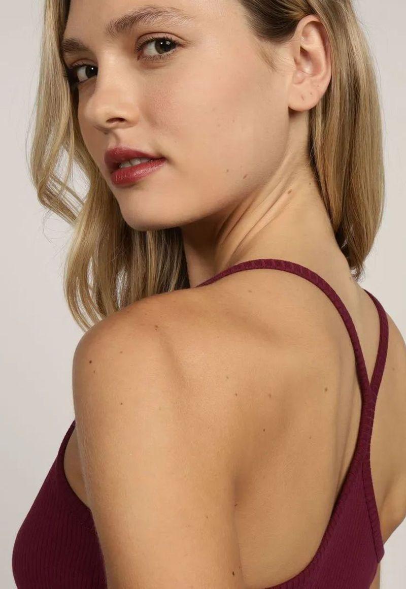 Polera Manga Pabilo Logo De Parche Burdeo Tommy Jeans-4