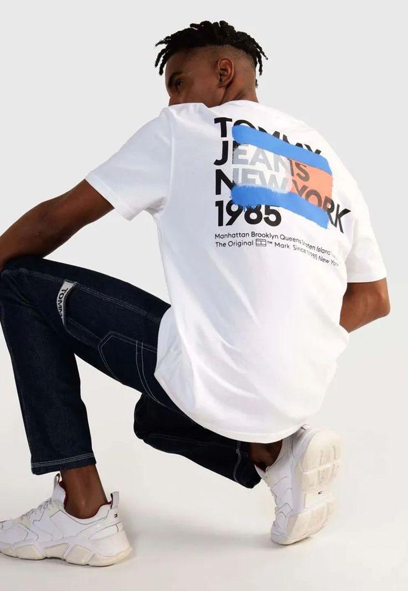 POLERA LOGO DE GRAFITI BLANCO TOMMY JEANS-4