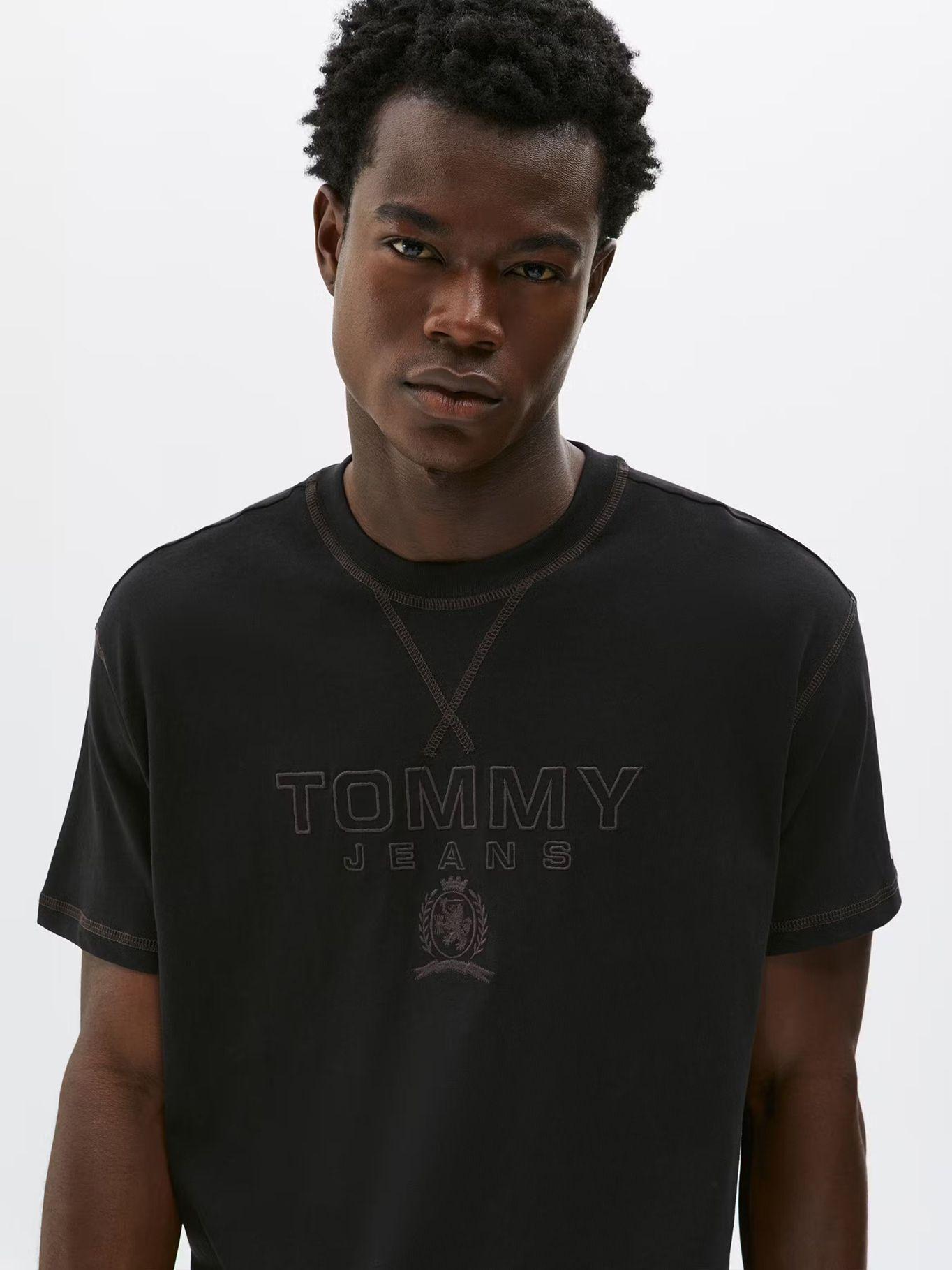 Polera Tonal Crest Logo Relaxed Fit Negro Tommy Jeans-3