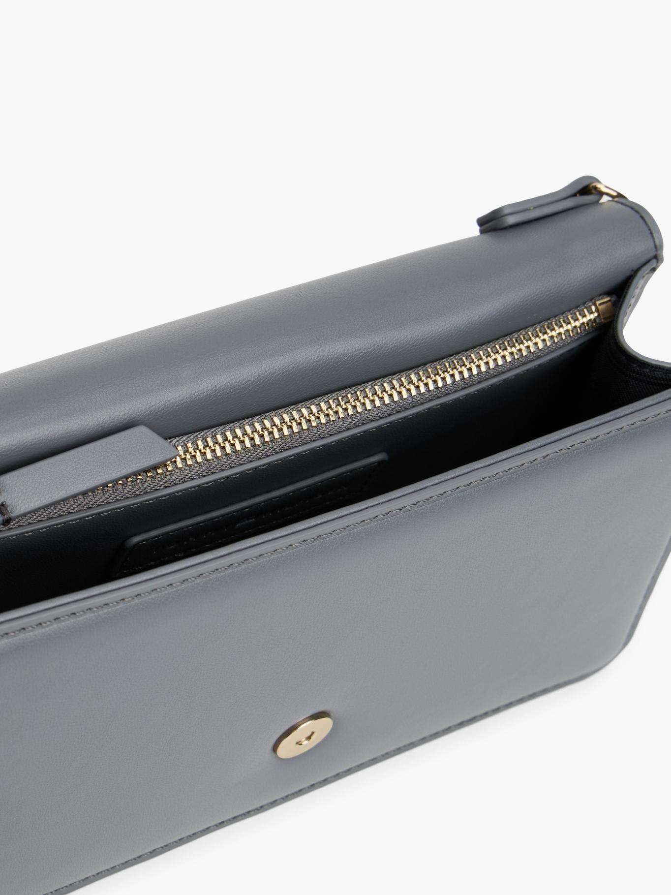 Cartera Heritage Con Monograma Th Tommy Hilfiger Gris-4
