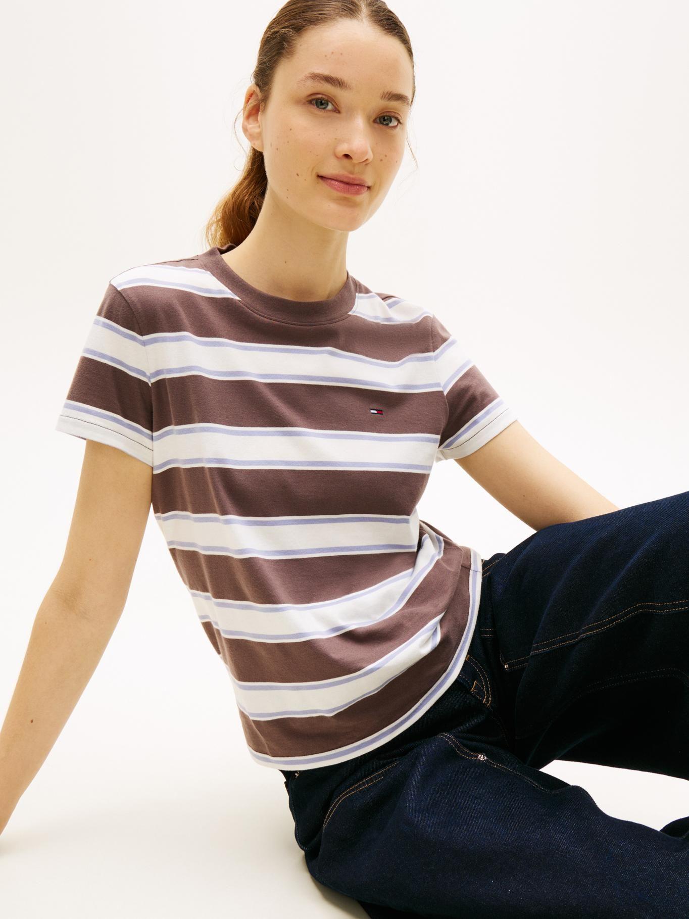 Polera Con Logo Bordado Regular Fit Tommy Jeans Café-3