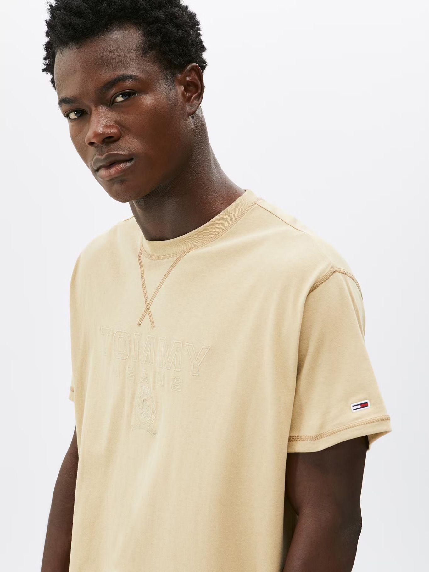 Polera Tonal Crest Logo Relaxed Fit Beige Tommy Jeans-3