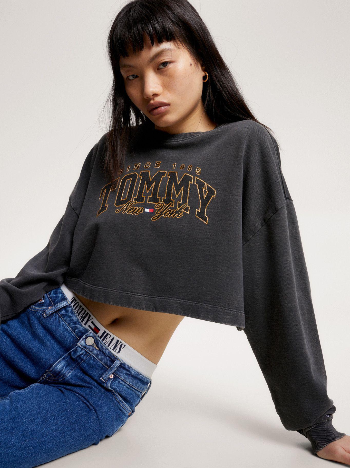 Polerón College Cropped Negro Tommy Jeans-3