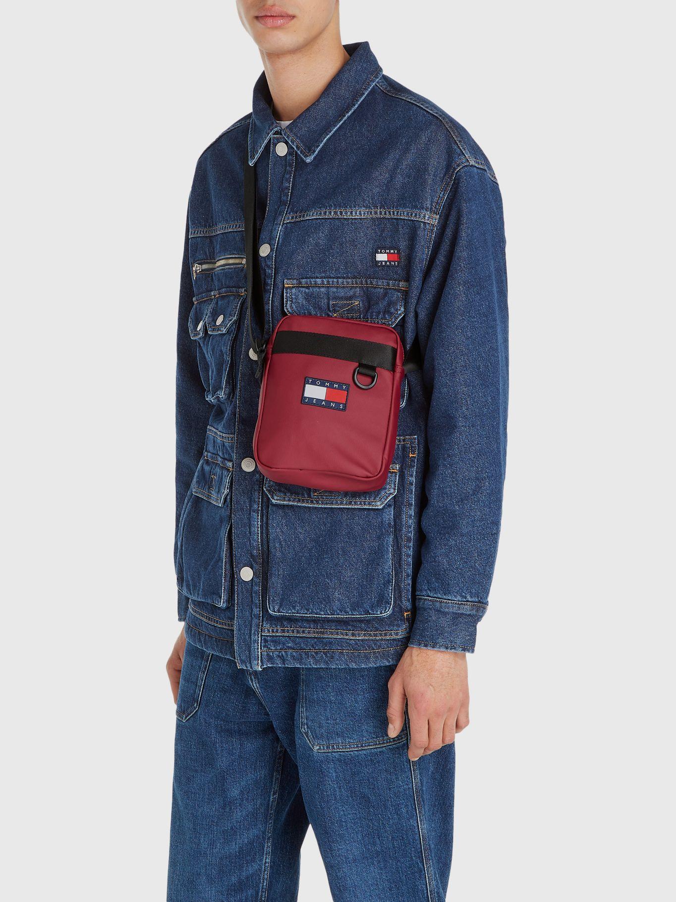 Bolso Reporter Elevated Con Parche Rojo Tommy Hilfiger-1