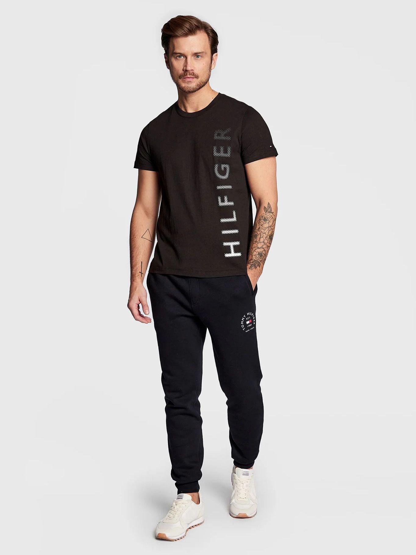Polera Logo Vertical Degrade Negro Tommy Hilfiger-1