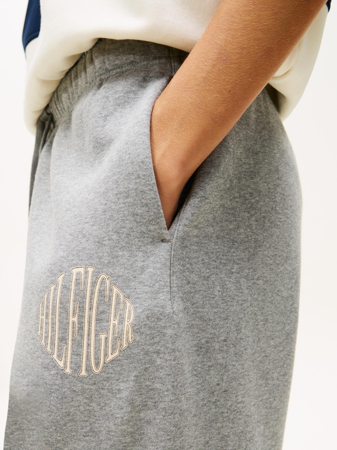 Joggers Varsity Con Logo Gráfico Tommy Hilfiger Gris-3