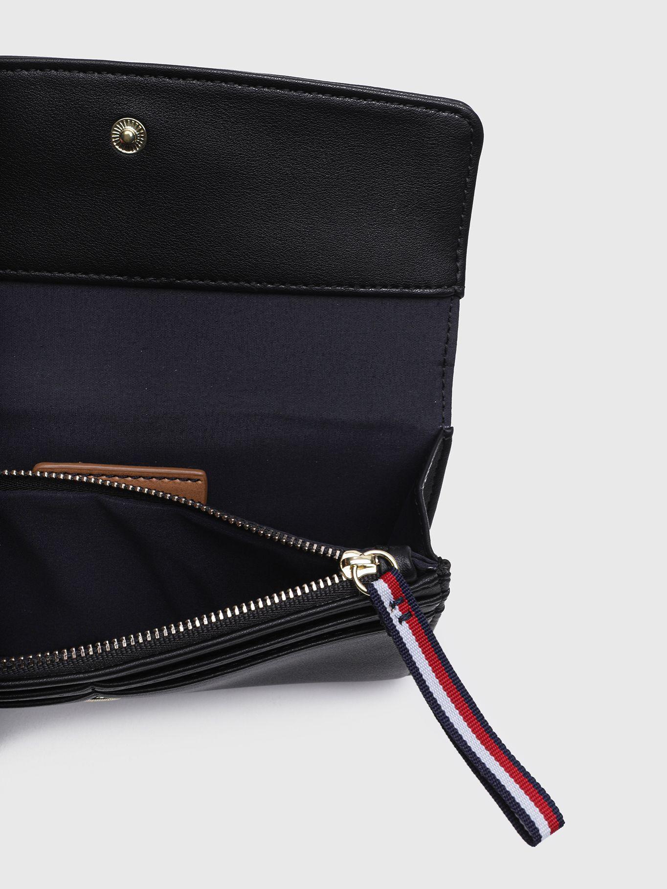 Billetera Flap Con Asa Y Logo Negro Tommy Hilfiger-2