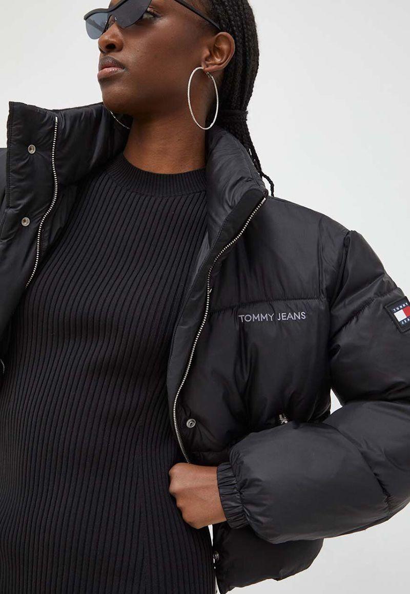PARKA ACOLCHADA CROPPED LOGO NEGRO TOMMY JEANS-3