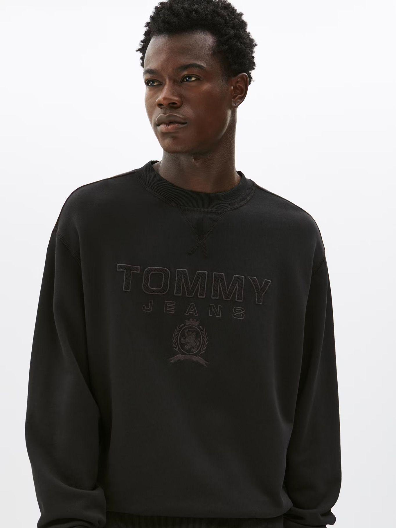 Polerón Varsity Tonal Logo Relaxed Negro Tommy Jeans-3