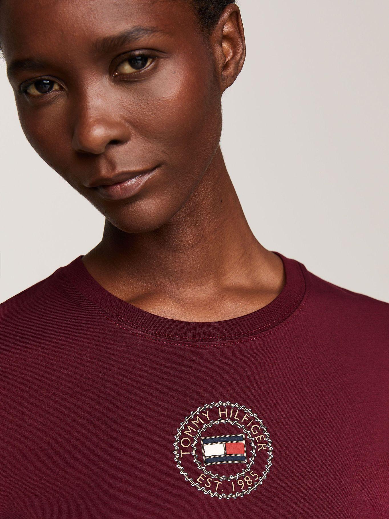 Polera Graphic Logo Slim Fit Burdeo Tommy Hilfiger-3