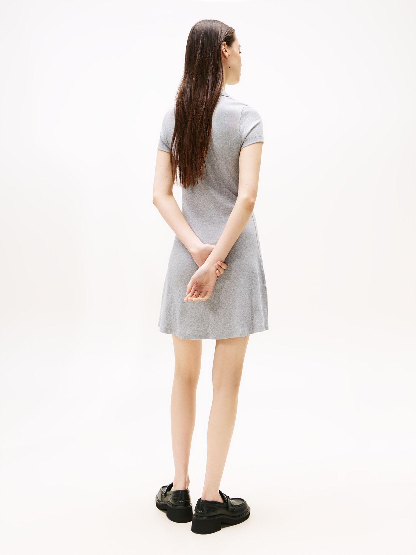 Vestido Tipo Polo Con Logo Gris Tommy Jeans-2