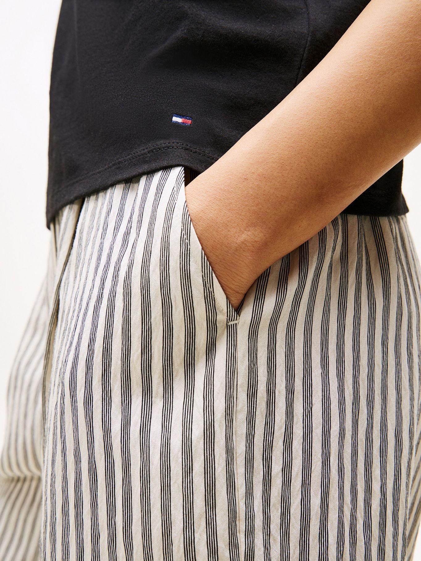 Polera Con Logo Floral Script Negro BDS Tommy Hilfiger-3