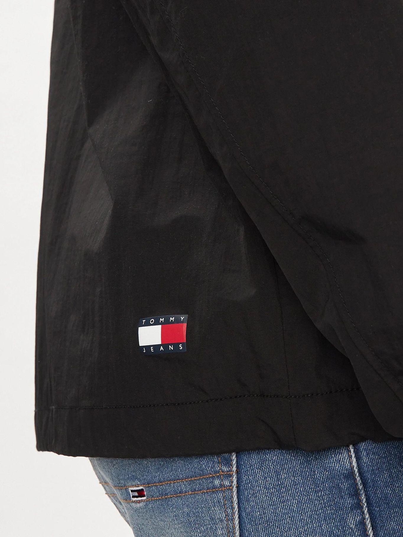 Cortaviento Chicago y Gorro Negro Tommy Jeans-4