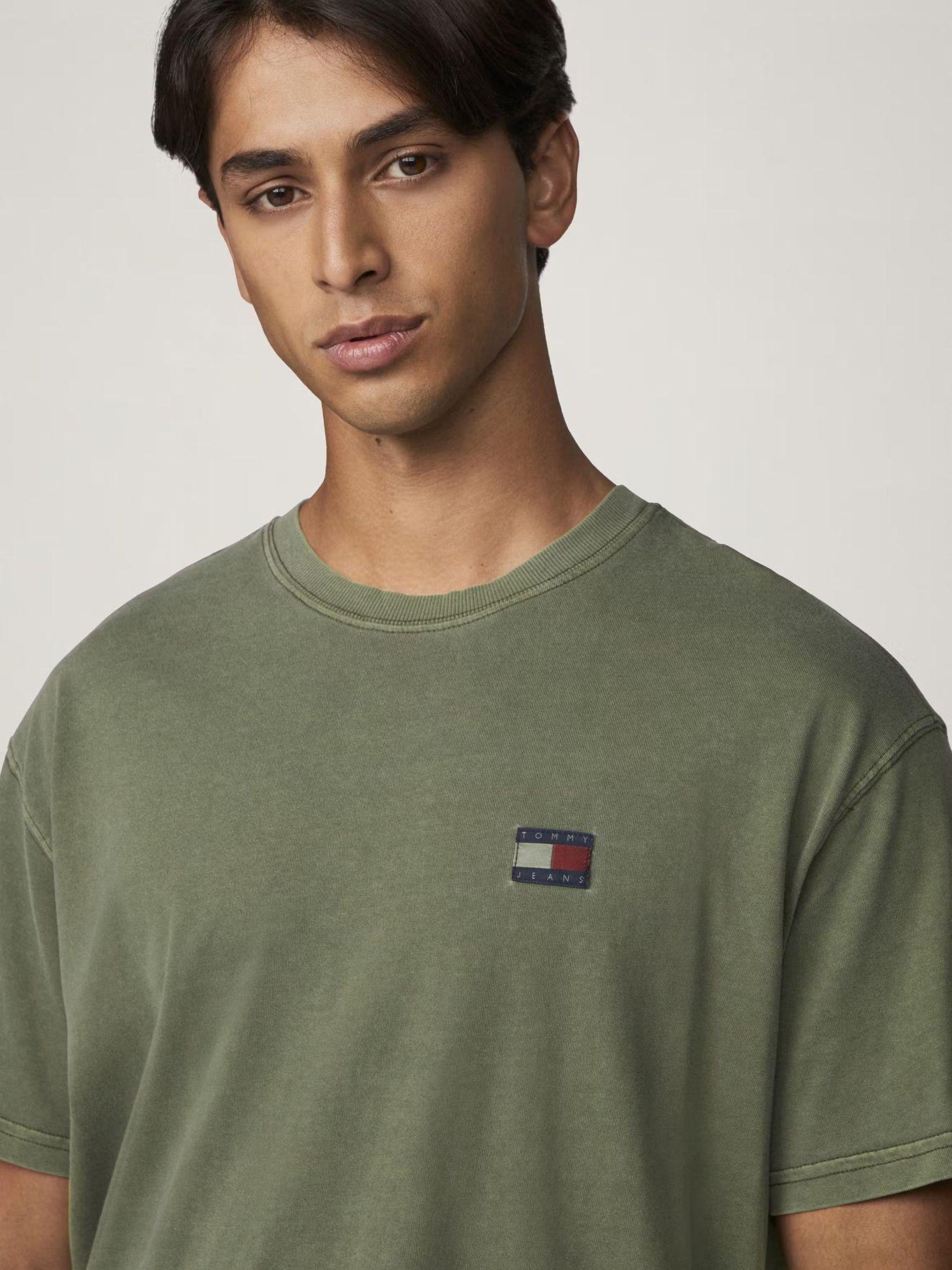 Polera Relaxed Fit Con Parche Tejido Verde Tommy Jeans-3