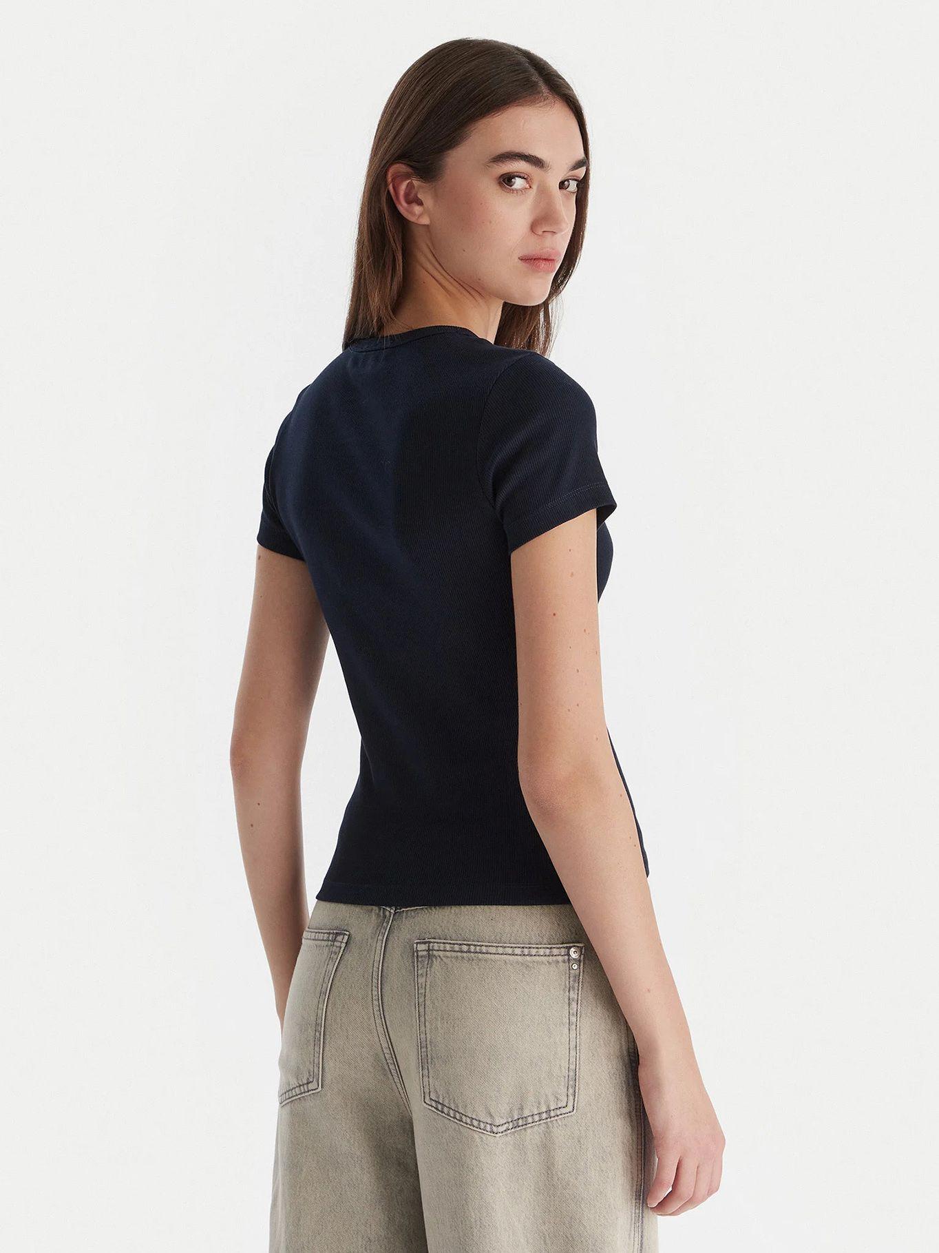 Polera Slim Fit Con Parche Azul Tommy Jeans-2