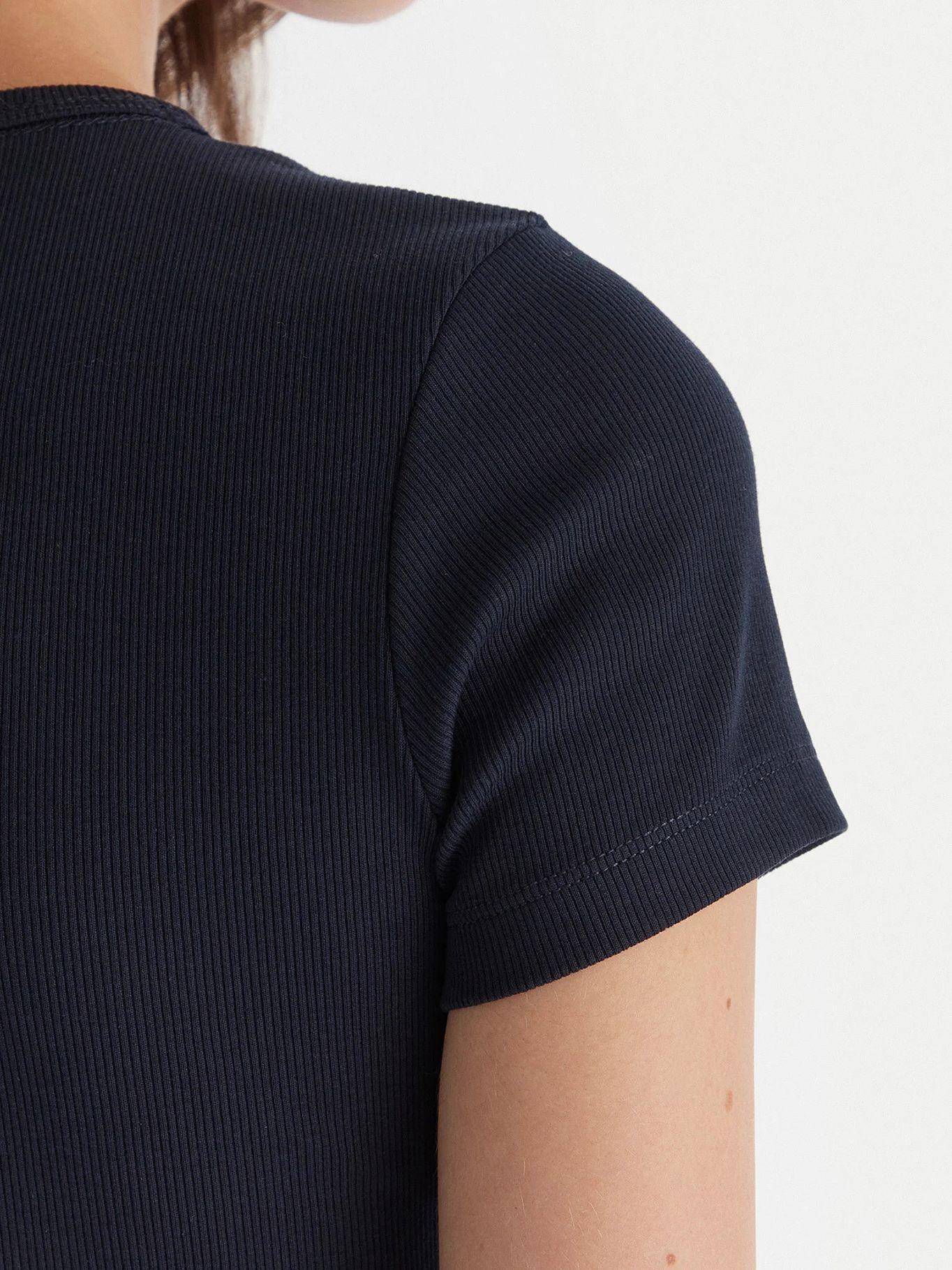 Polera Slim Fit Con Parche Azul Tommy Jeans-4