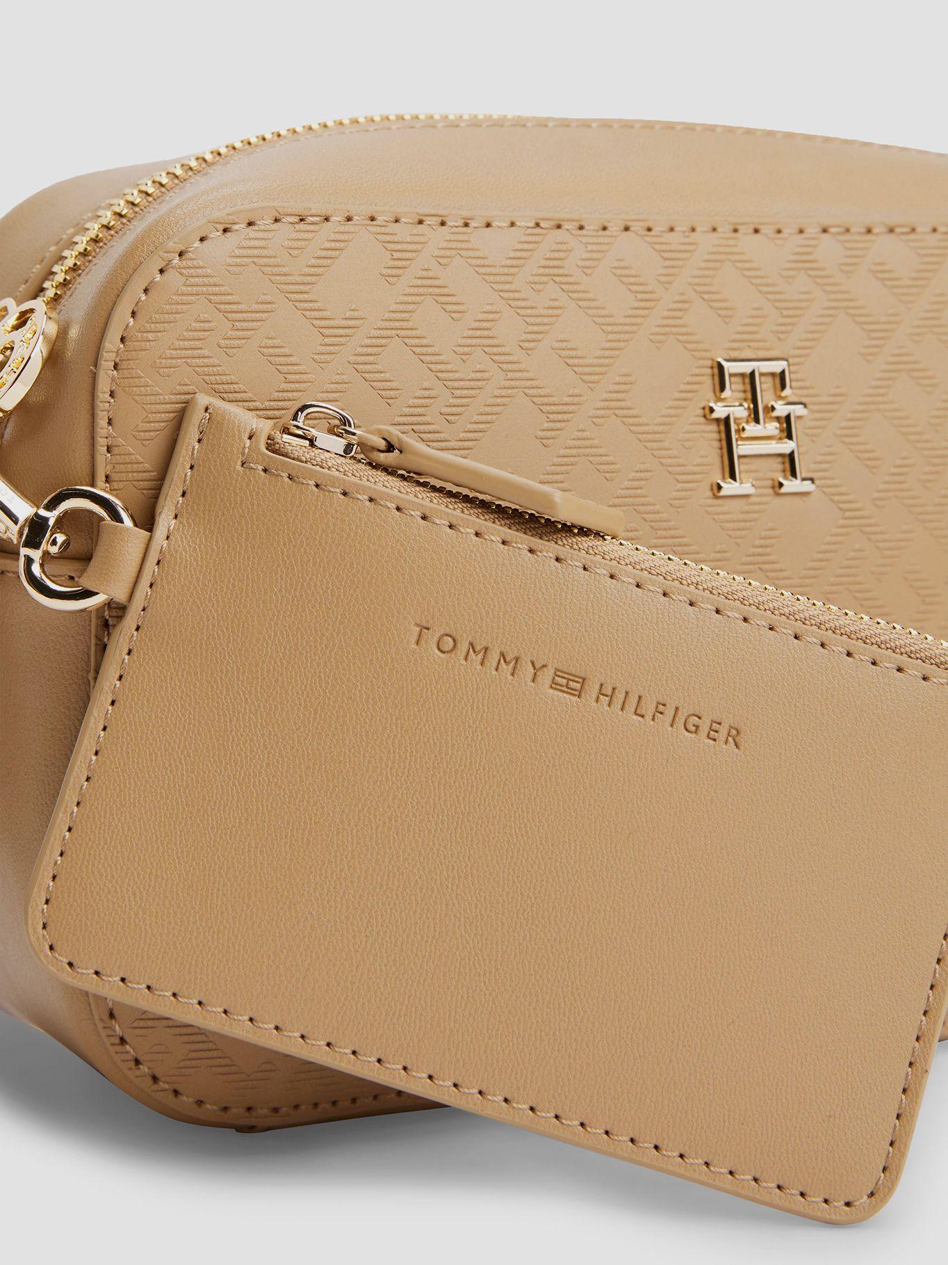 Cartera Distinct_Monogram Beige Tommy Hilfiger-3