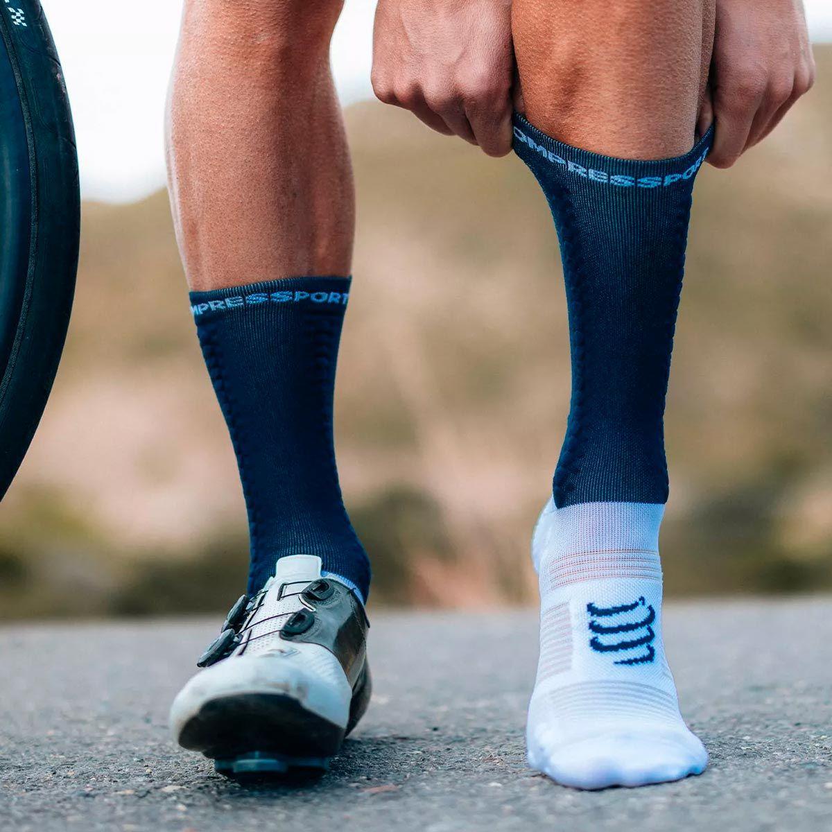 Calcetín Pro Racing Socks v4.0 Bike Blue Compressport-2
