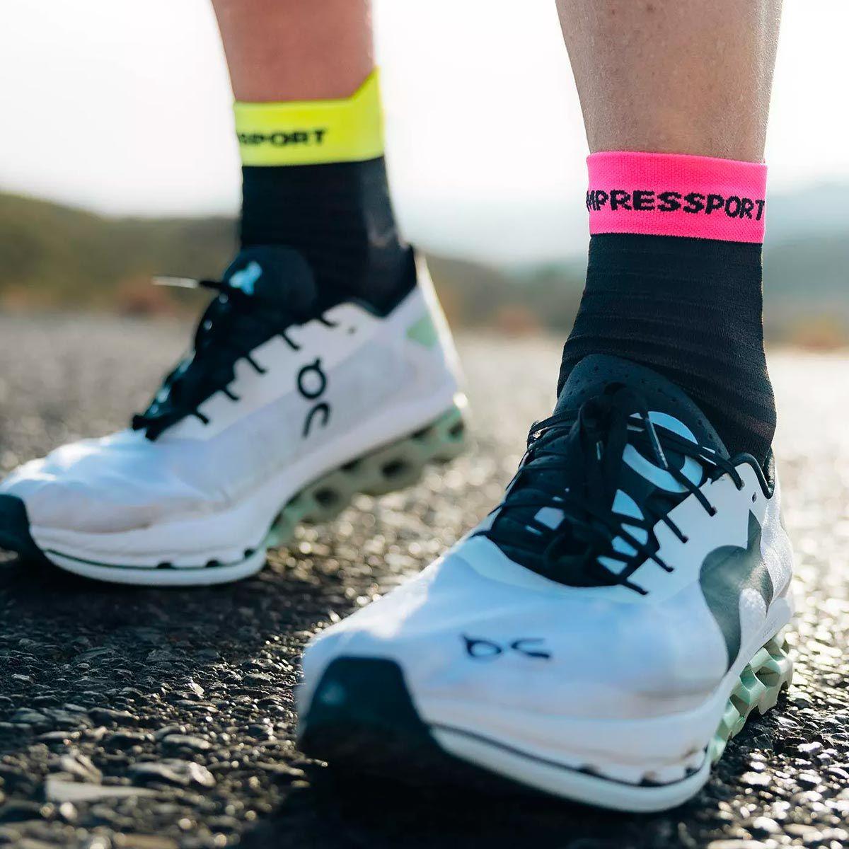 Calcetín Pro Racing v4.0 Ultralight Run High Black Compressport-3