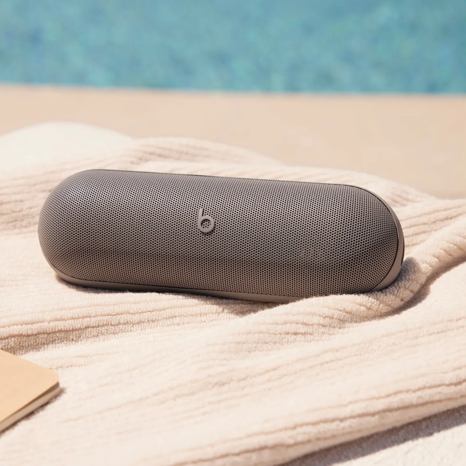 Parlante inalámbrico Beats Pill x Kim Kardashian Gris-2