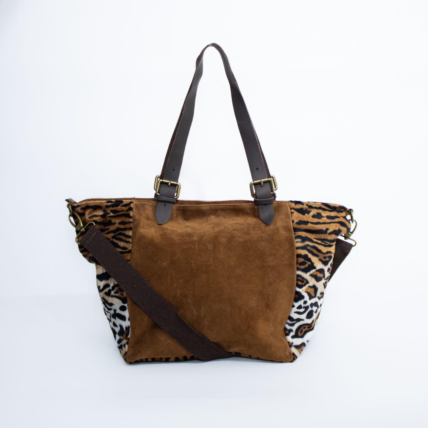 Cartera de reno con flecos y detalles leo color Tostado-2