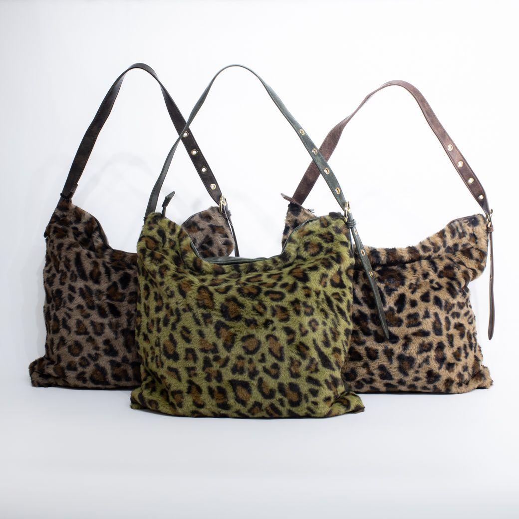 Cartera tipo bote con textura piel leo color Tostado-3