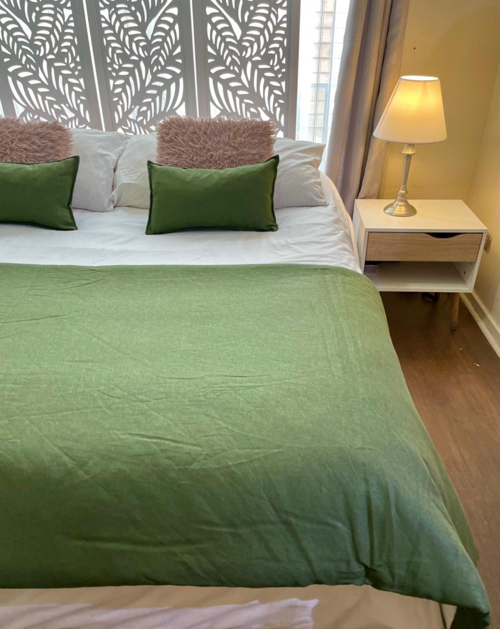 Set Piecera Lino Verde Olivo 90 x 260 + 2 cojines 50 x 30 cm Antonia Paz-2